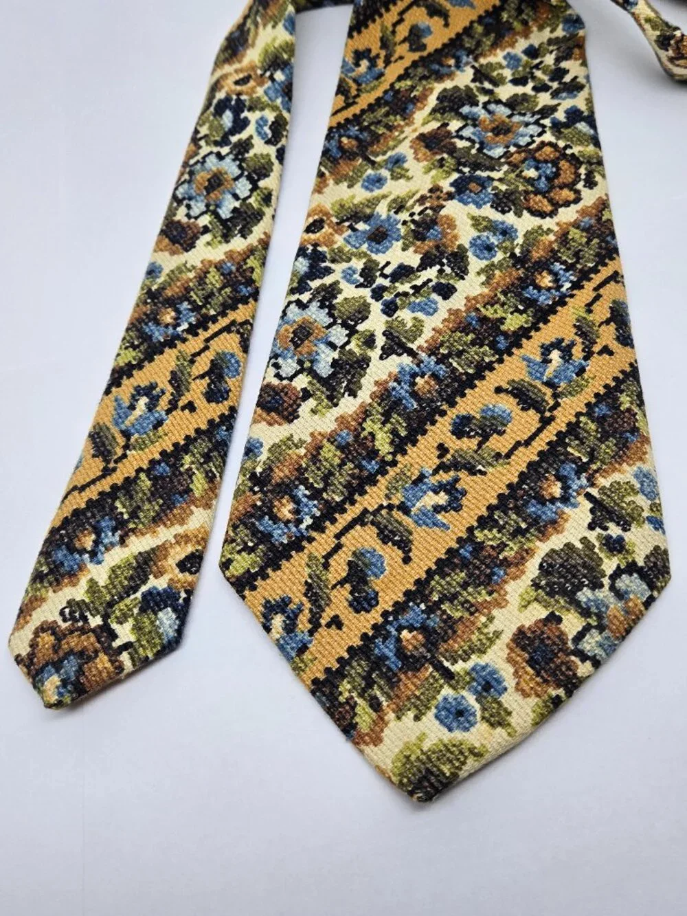 Vintage 1970s Kipper Mens Tie, Tapestry Pattern, 4.5